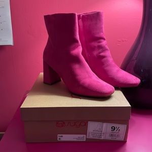 Sugar brand cute suede look fuchsia ankle high boot with black heel size 9 1/2